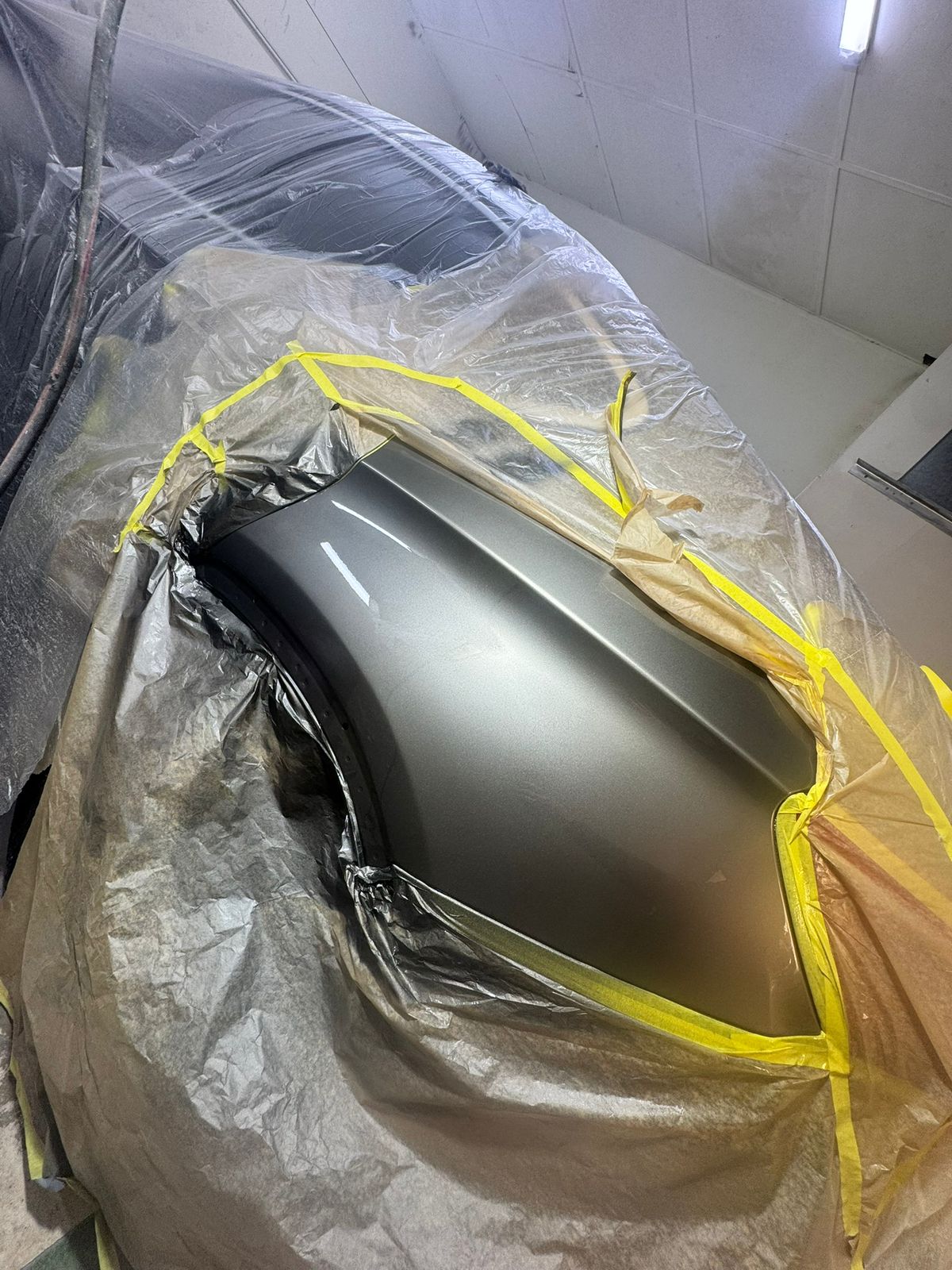 Pieza enmascarada con acabado metalizado en cabina de pintura JASA
